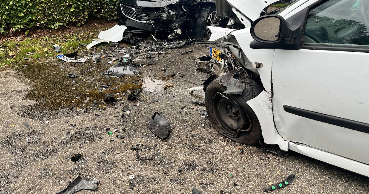 Gewonde, grote schade en brokstukken op de weg na harde botsing bij Hardenberg.