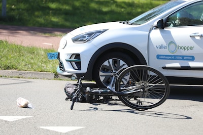 Fietser gewond na botsing met taxi in Barneveld