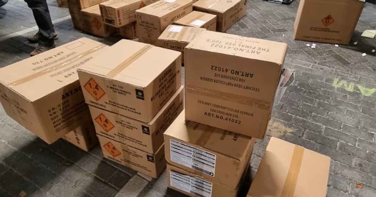 Politie vindt hennepkwekerij en ruim 1000 kilo vuurwerk in woning Lelystad