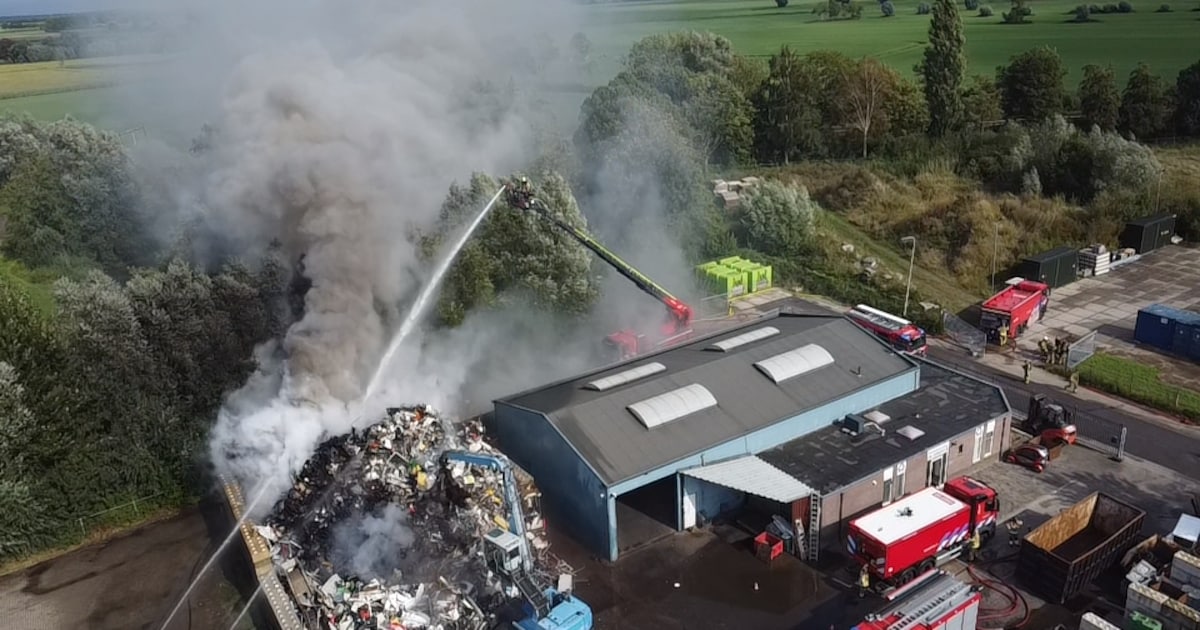 LIVE | Grote brand bij metaalrecycling in Olst onder controle • (Na)blussen duurt nog hele avond