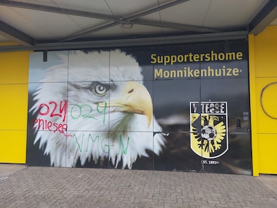 Supportershome Vitesse bespoten met teksten als ‘024 eniesee’