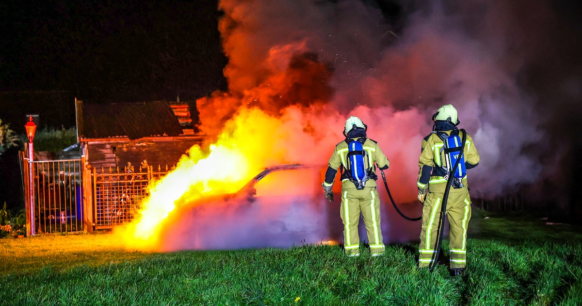 Auto brandt volledig uit in Nieuw-Amsterdam