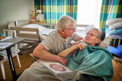 Hartverscheurend mooi: Wilma (68) herkent Petro niet meer, maar bij hem voelt ze zich wel het allerfijnst