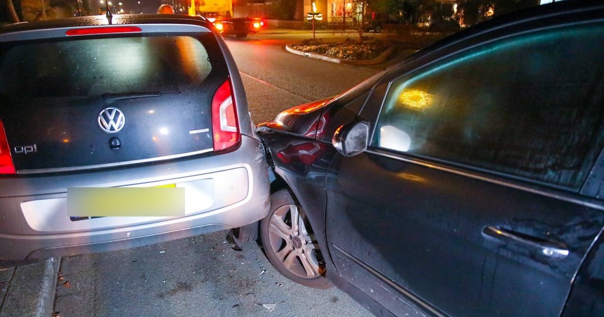 Vrouw botst onder invloed van alcohol tegen geparkeerde auto van buurvrouw in Apeldoorn