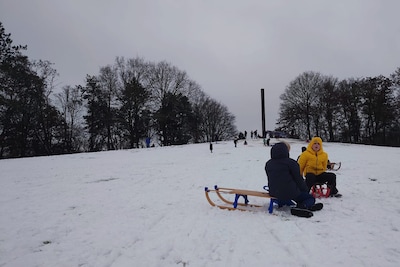 Met rode wangen en doorgestoken vingers gillend van de bult