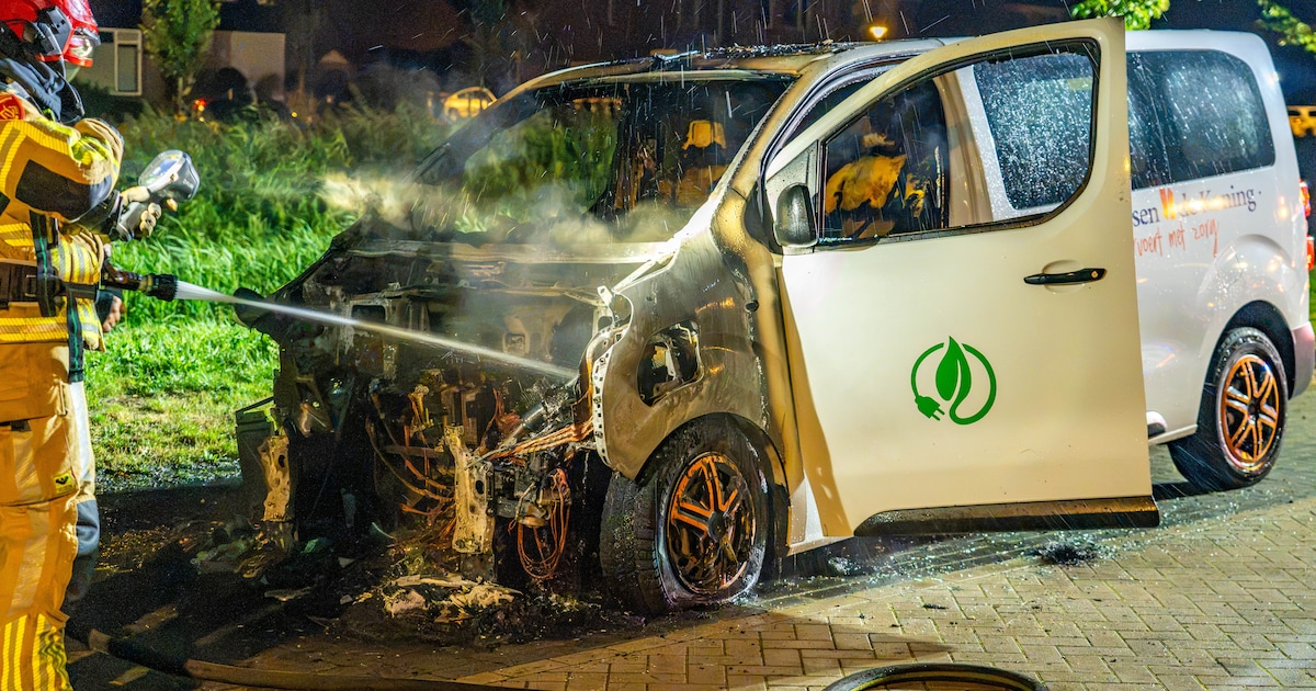 Taxibus zwaar beschadigd door brand in Zeewolde