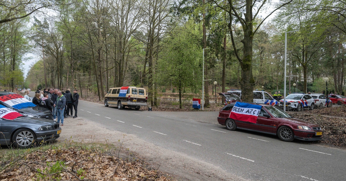 Punt gemaakt na een uur: actievoerders pakken hun spullen bij azc Epe weer in