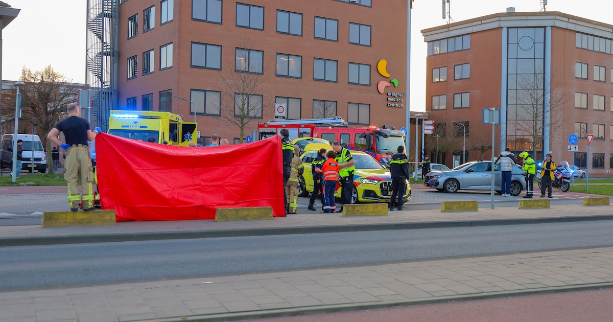 Fietser overleden na botsing met auto in Amsterdam
