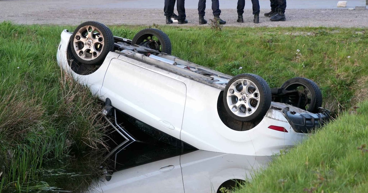 Auto te water in Hoogeveen: inzittenden mee naar het bureau