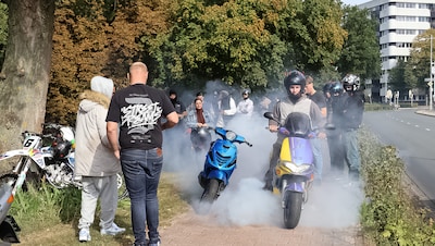 Met stoet van scooters en motoren herdenken tientallen Amersfoorters slachtoffers dodelijk ongeval S