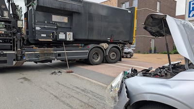 Auto zwaar beschadigd na aanrijding met afvalwagen in Doetinchem