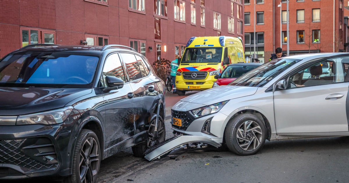 Automobilist botst op geparkeerde auto aan Groningerstraat in Amersfoort