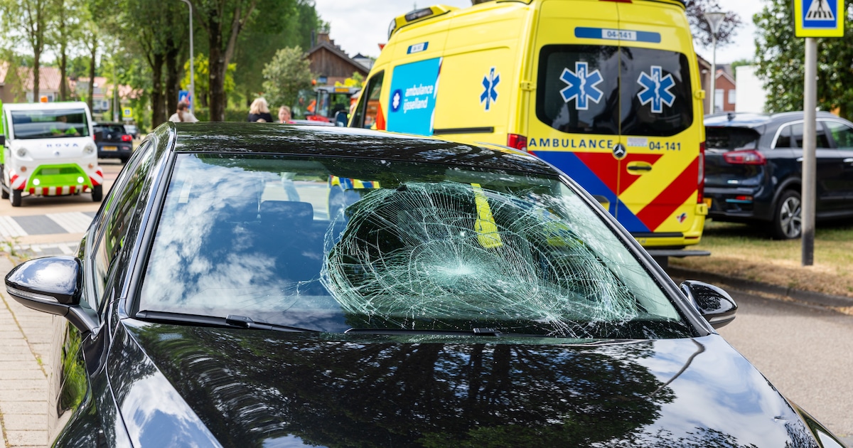 Flinke barst in voorruit na botsing tussen auto en fietser in Ommen