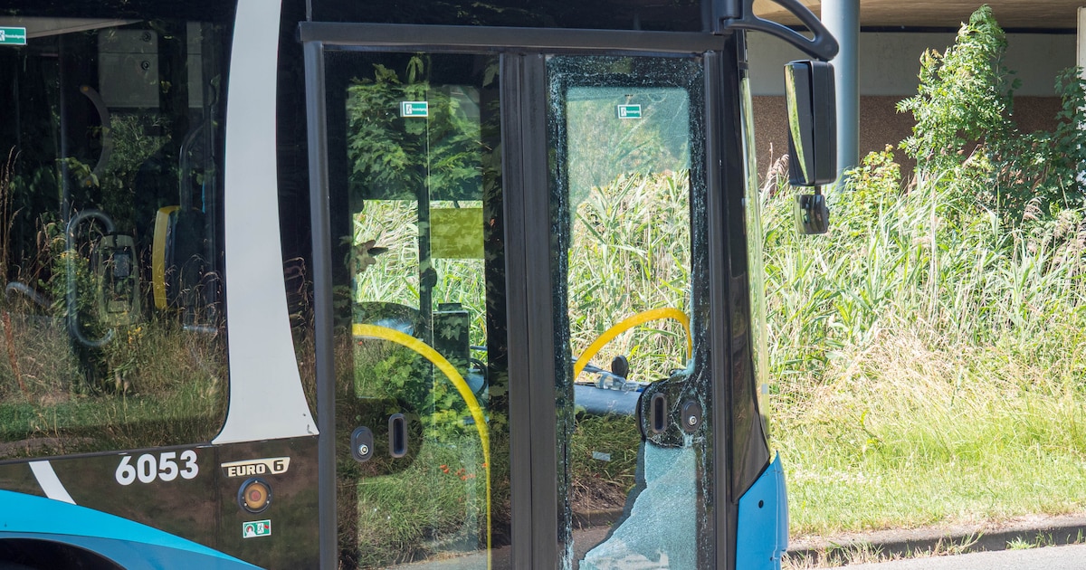 Scooter botst met stadsbus in Almere