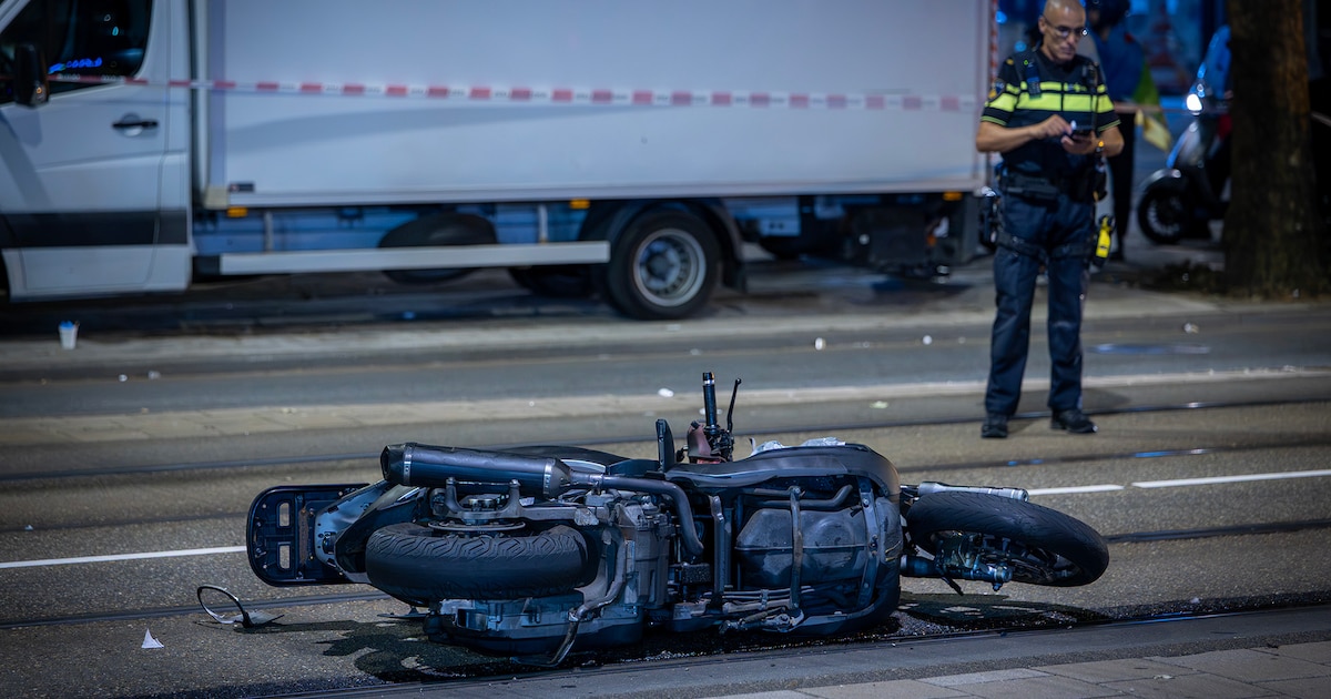 Twee voetgangers en motorscooterrijder gewond bij ernstig ongeval op Slotermeerlaan in Amsterdam