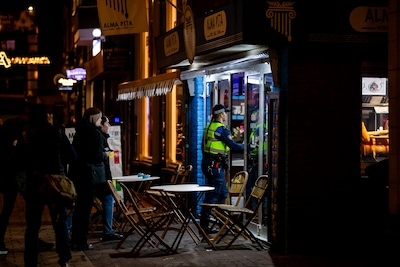 Zo gaan de politie en handhaving te werk tijdens controles in Arnhemse horeca: ‘Wees op je hoede’