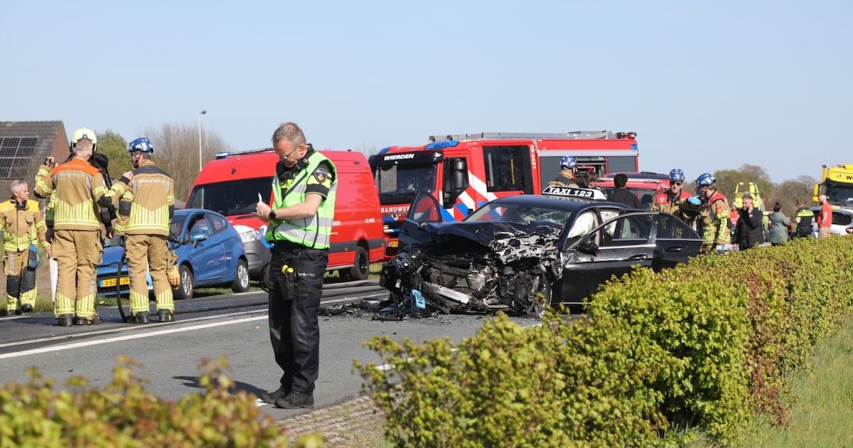 Vijf gewonden bij ernstig ongeluk tussen taxi en brandweerwagen op N35