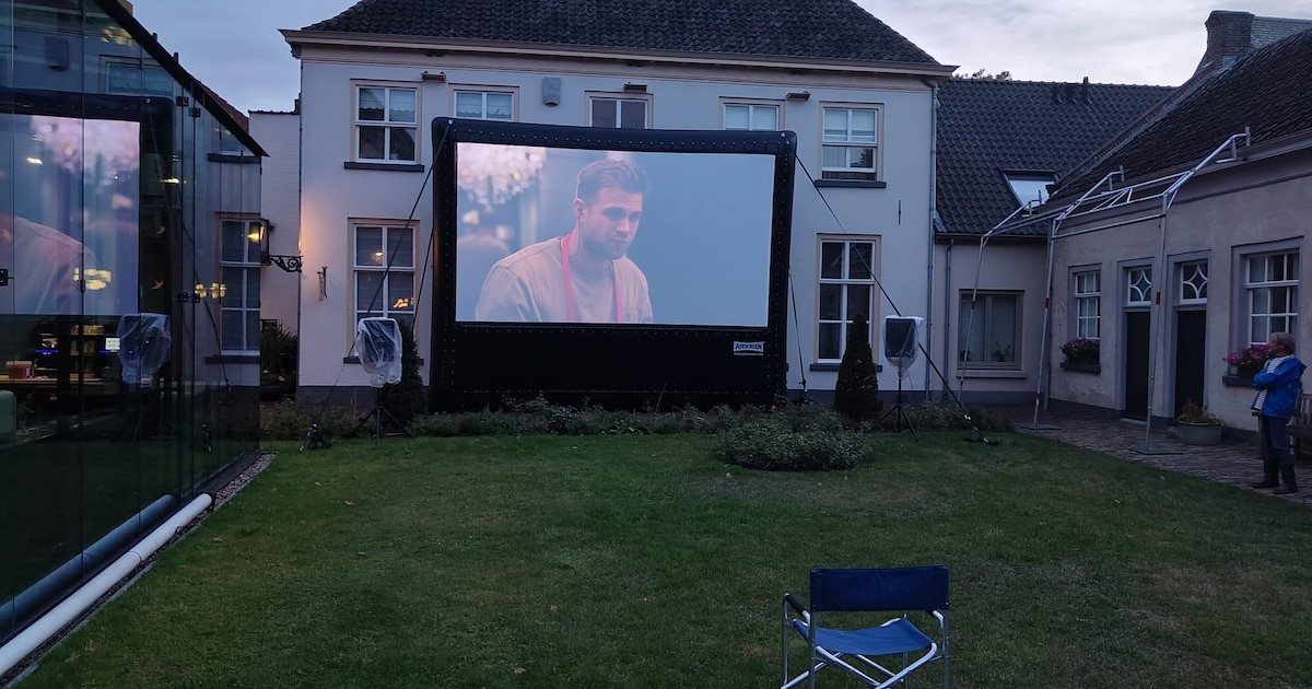 Een opblaasbaar scherm en een nieuwe projector: Filmhuis Doesburg gaat met buitenbioscoop de wijken 