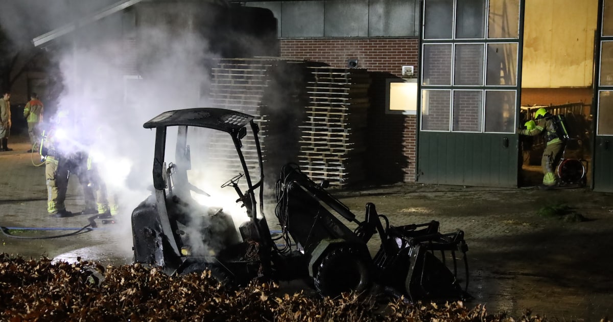 Melding van grote brand in landbouwschuur in Mook blijkt brandende tractor