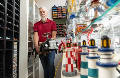 Gerrie (73) neemt afscheid van zijn speelgoedautootjes: ‘Gedraag je toch eens als een volwassene, ze