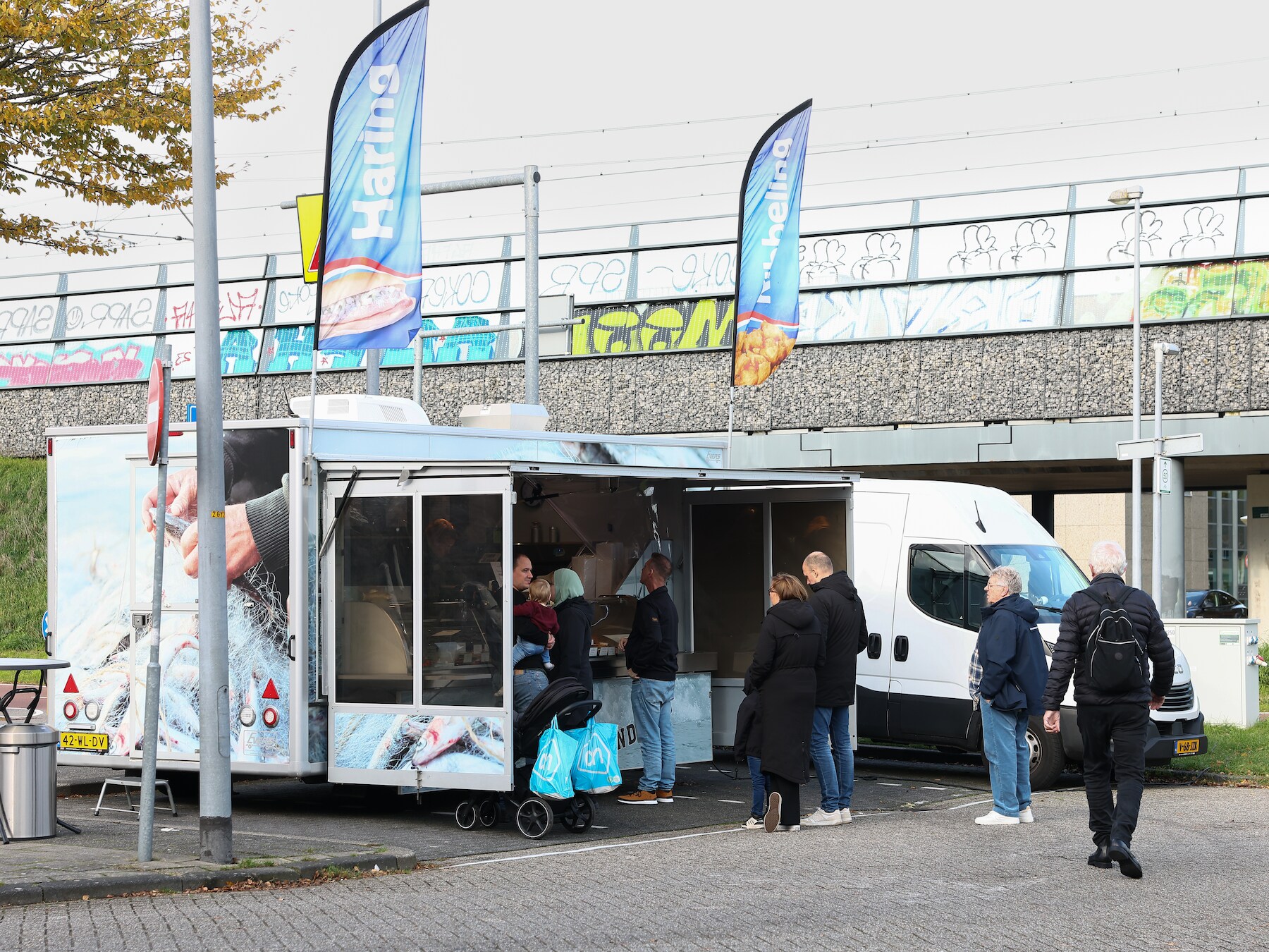 Viskraam van Anja is middelpunt van strijd tussen gemeente en supermarkt: ‘Wanneer stopt dit?’