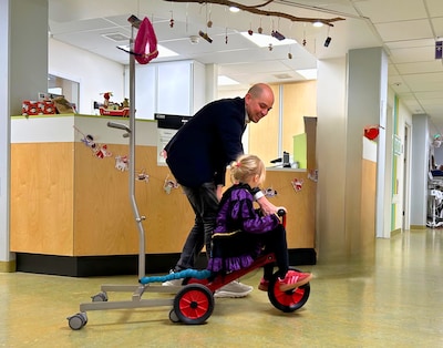 Streekziekenhuis Winterswijk krijgt infuusfiets voor jonge kids cadeau