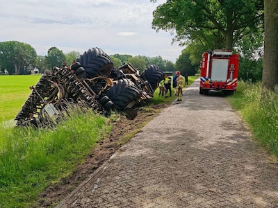 Groot landbouwvoertuig belandt op de kop in de sloot