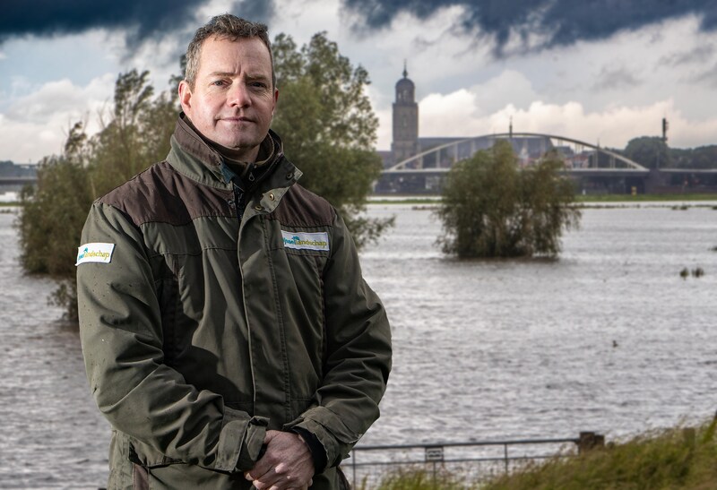 Gerben Visser van IJssellandschap, met op de achtergrond ondergelopen uiterwaarden van de IJssel. In dit soort kraamkamers vindt een kleine ramp plaats.