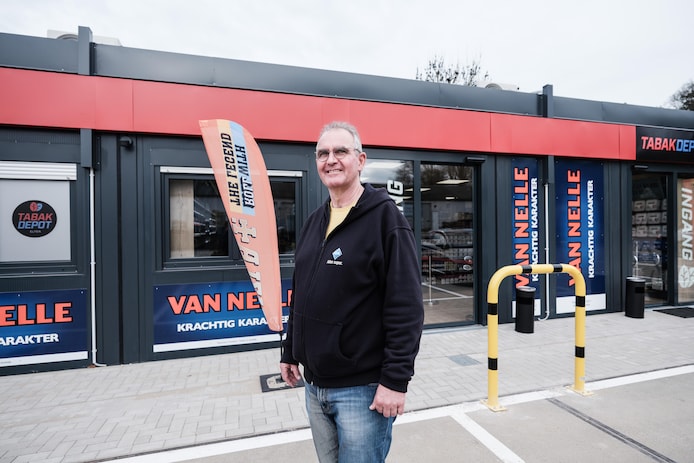 Bij deze enorme tabakswinkel net over de grens kan je ook nog tanken ...