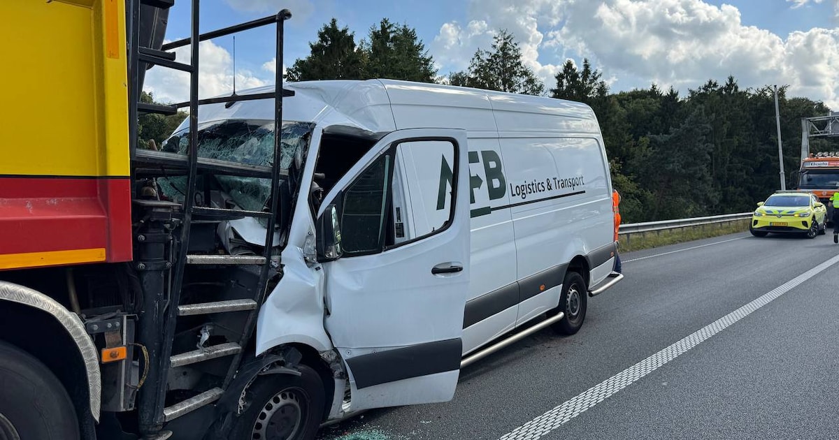 Zwaargewonde bij ongeluk A50: busje rijdt achter op vrachtwagen.