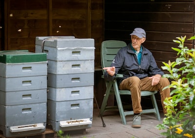 Roel (80) al bijna zestig jaar in de weer met zijn bijenkasten, maar nog niet klaar: ‘Ik ben nog maa