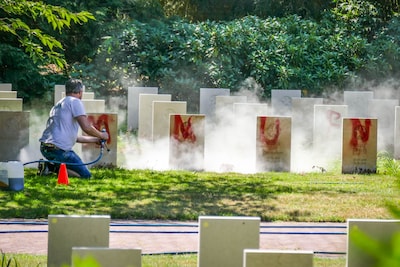 Rode verf op graven Sovjet Ereveld raakt nabestaanden diep: ‘Na al het lijden heeft mijn opa nóg gee