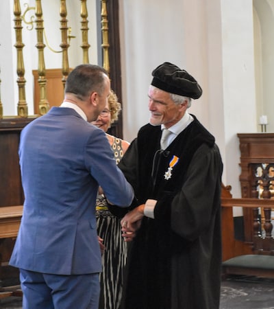 Theoloog Ad de Bruijne wakkerde in de kerk een debat aan over homoseksualiteit, en heeft nu een lint
