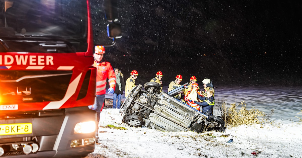 Auto belandt op de kop in sloot bij Nieuw-Weerdinge door gladheid