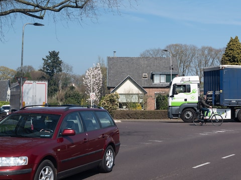 Verkeersdrukte op de plek waar de Coldenhovenseweg en Loubergweg samenvloeien.