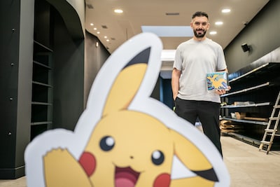 Umut en Hasret zeggen hun baan op om in Arnhem Pokémonkaarten te verkopen: ‘Die nostalgie wil je nog