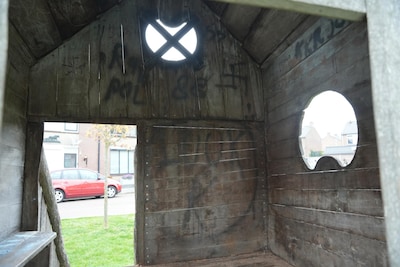 Weer hakenkruizen in Bunschoten: dit keer speeltuintje beklad