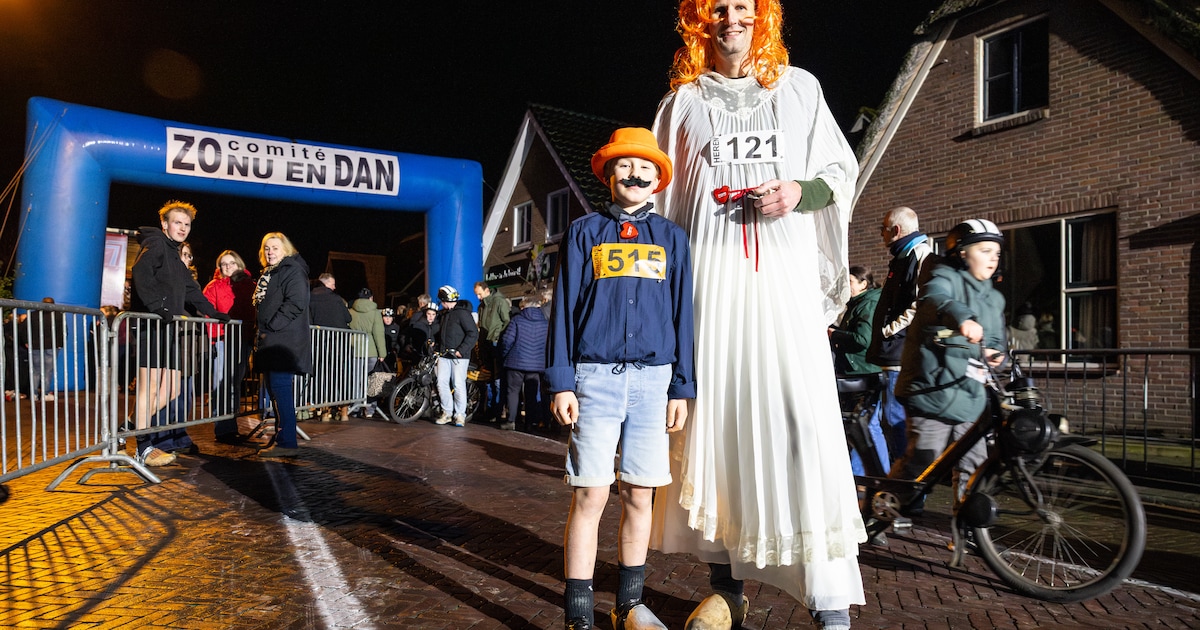 Bert (44) rent op klompen en in de trouwjurk van zijn schoonmoeder door het dorp: ‘Ze moest er wel o