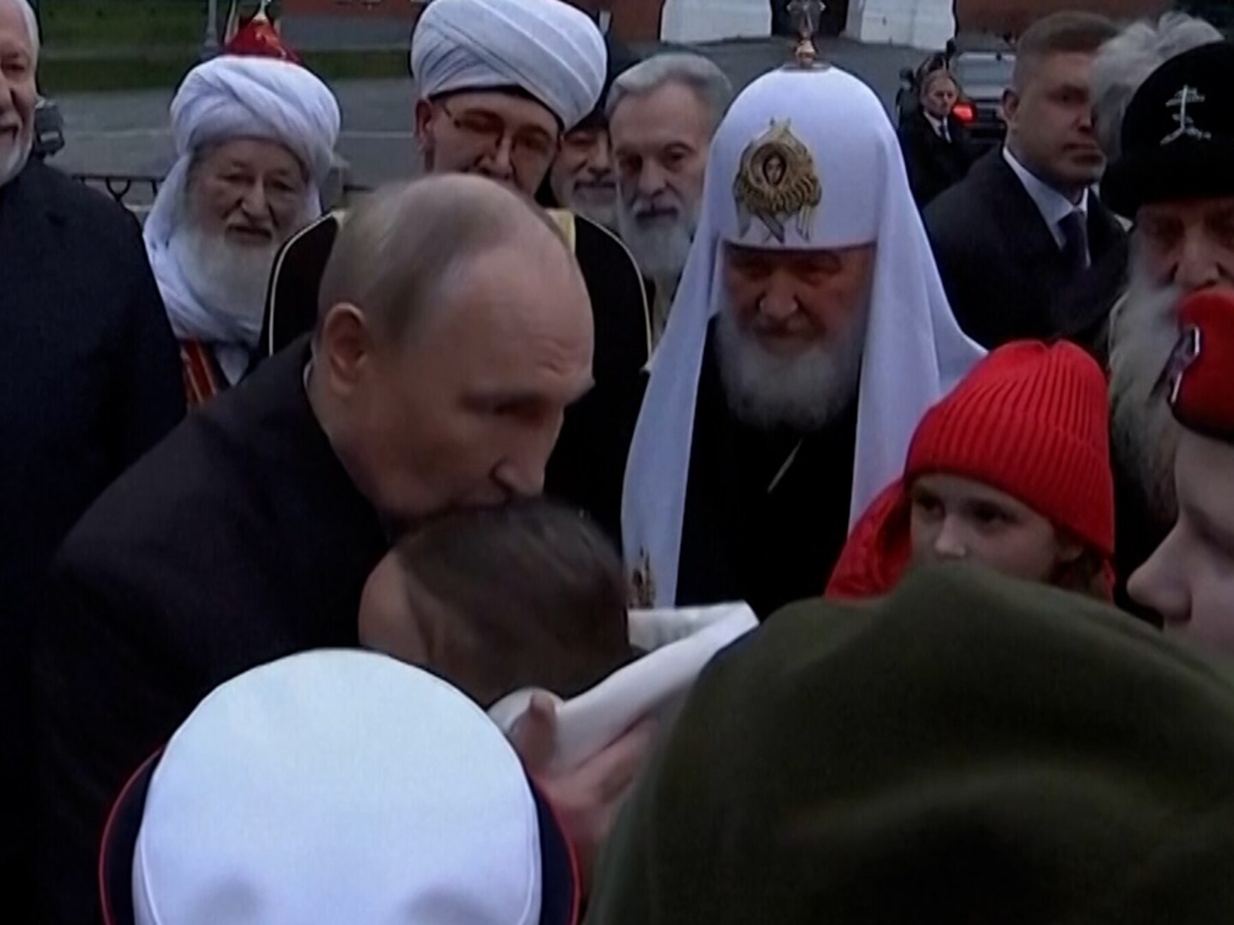 Meisje confronteert Poetin: 'Haal mijn gewonde oom terug'