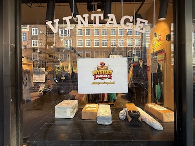 In deze Amsterdamse winkel koop je ongeopende pakketjes die nooit zijn opgehaald