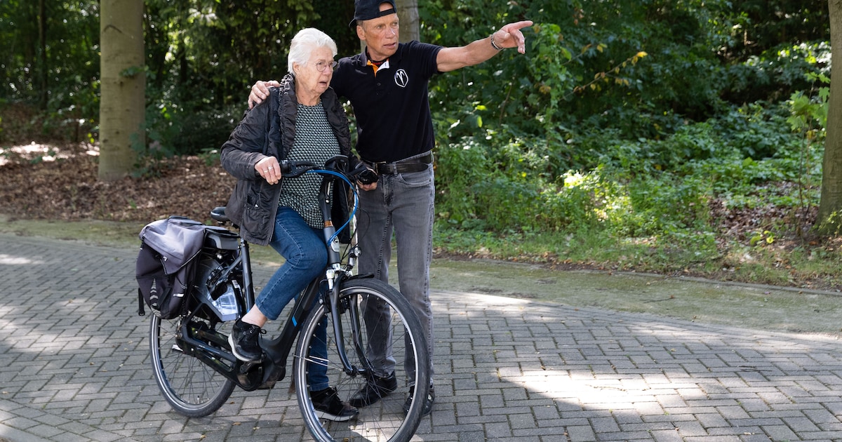 Ouderen krijgen fietsles van wielerlegende: ‘Bij de meeste mensen moet ik wat resetten’