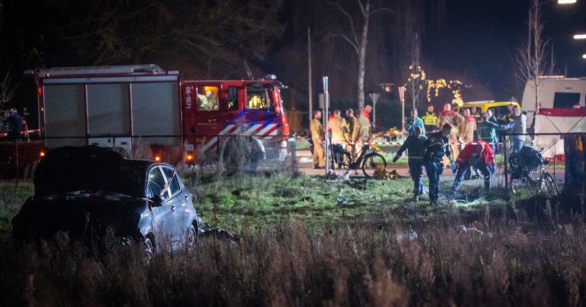 Gezinnen wachten op lichtjestocht in Nunspeet, dan rijdt auto met hoge snelheid op hen in: ‘De impac