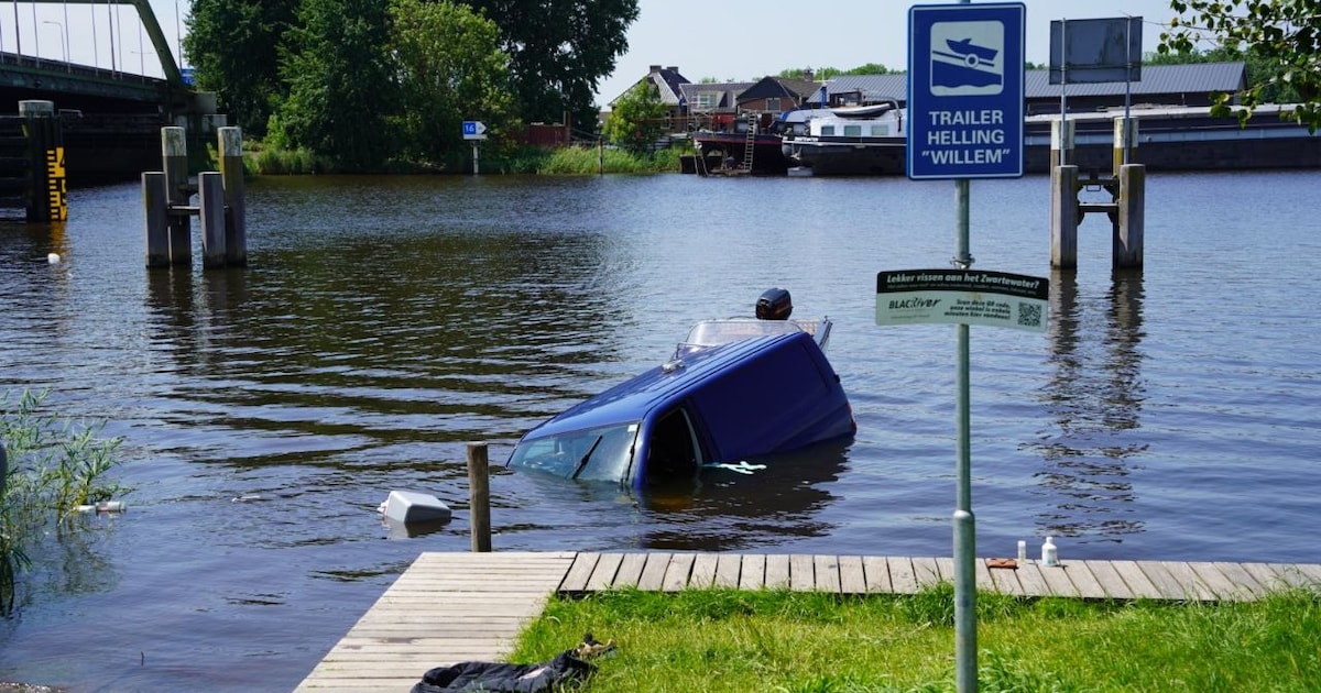 Auto te water bij trailerhelling in Hasselt