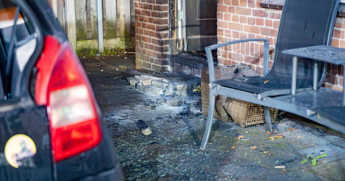 Geparkeerde auto en voordeur zwaar beschadigd door brandbom in Deventer