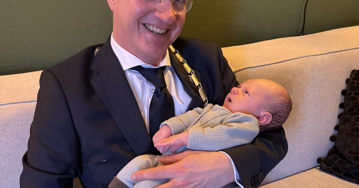 Oeps: burgemeester feliciteert verkeerde baby als eerste van 2026, trotse opa ziet de fout