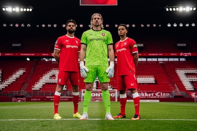 Dit is het nieuwe thuistenue van FC Twente: geen ruitjes meer, ‘Tukkers’ in de kraag