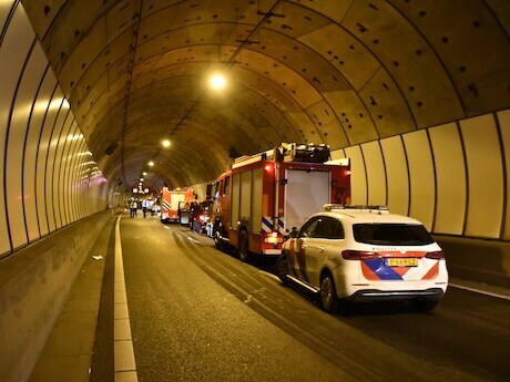 De tankwagen ramde de tunnelwand en kantelde.