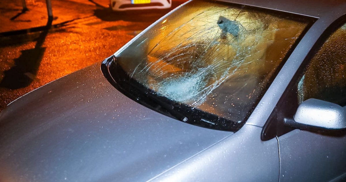 Fietser gewond na harde botsing met auto in Apeldoorn