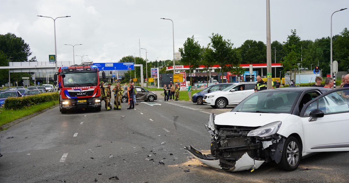 Weg bezaaid met glas en brokstukken na harde botsing op drukke weg in Zwolle.