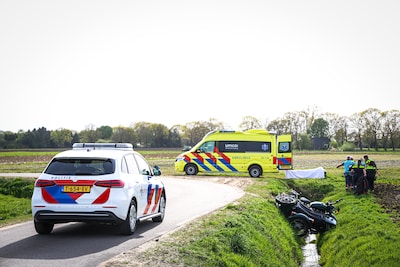 Motor met zijspan belandt in sloot bij de Klaassensweg in Schoonebeek